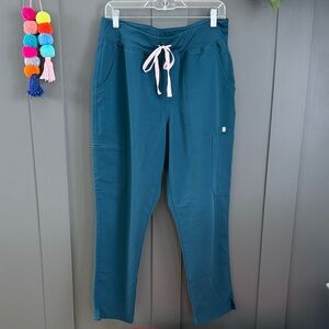 Women’s figs yola scrubs size large petite